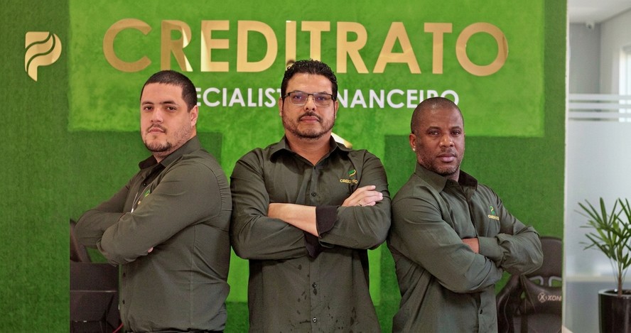 Servidor público analisando documentos de crédito consignado municipal