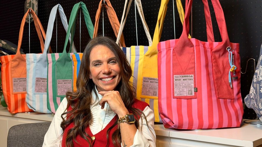 Bolsa Carrega com listras vibrantes produzida por mulheres do sistema prisional