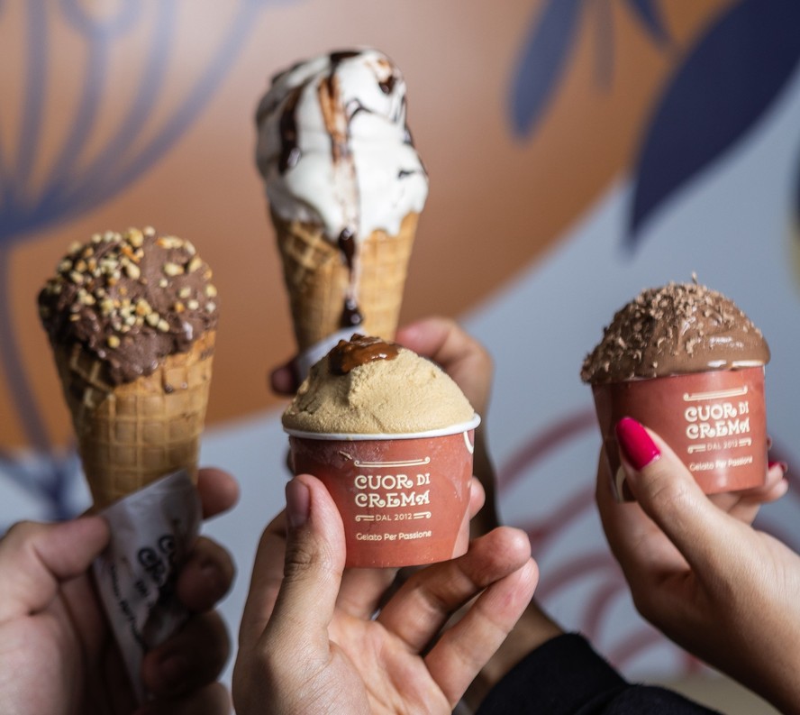 Vitrine de sorveteria moderna com diversas opções de sabores