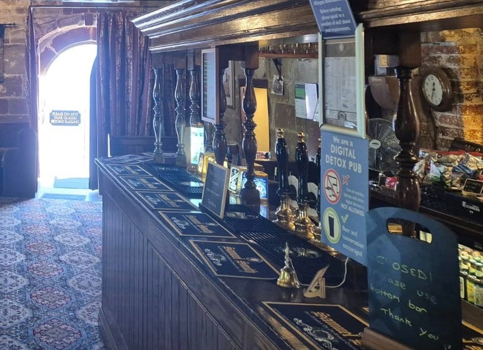 Cervejaria fecha pub histórico após clientes postarem fotos do