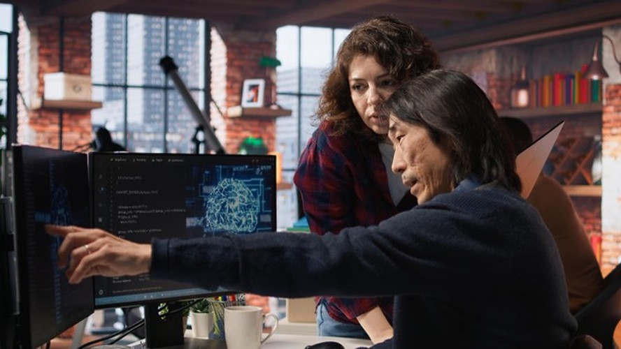 Desenvolvedor analisando código gerado por inteligência artificial em tela de computador