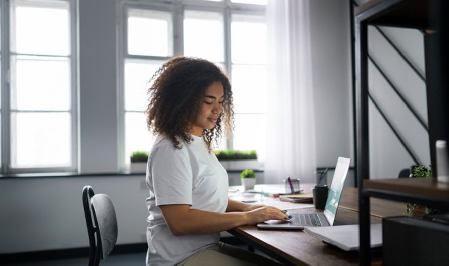 Jovem profissional analisando oportunidades de emprego em computador