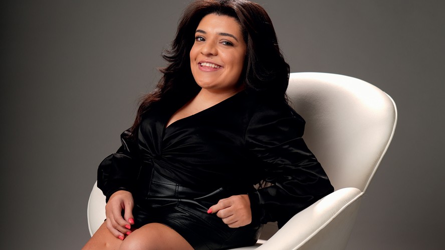 Pequena Lo palestrando sobre adaptabilidade na Feira do Empreendedor
