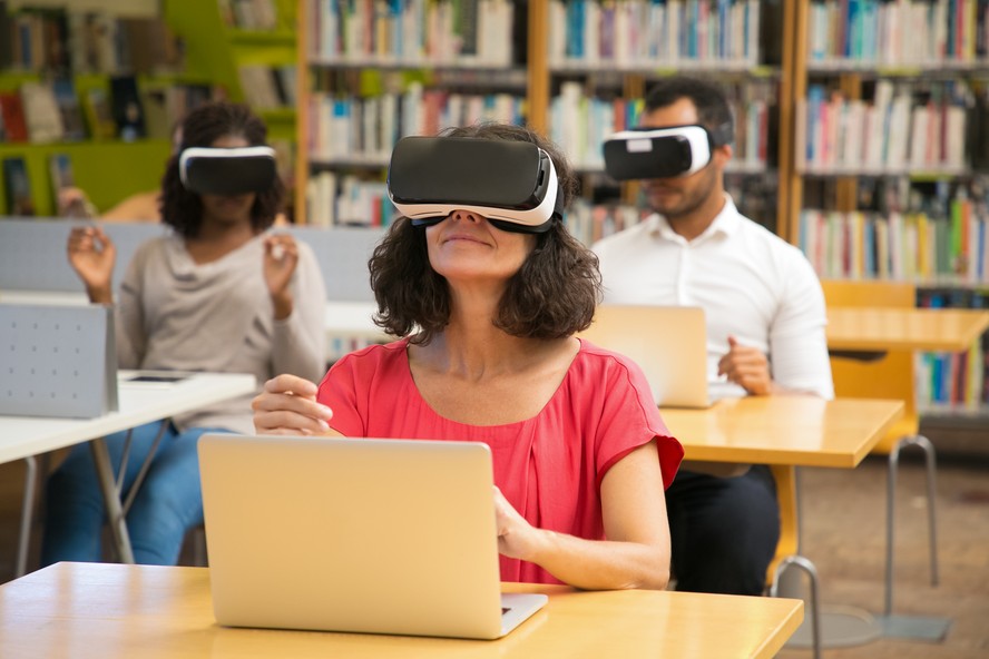 Executivos analisando dados de inteligência artificial em ambiente corporativo de educação