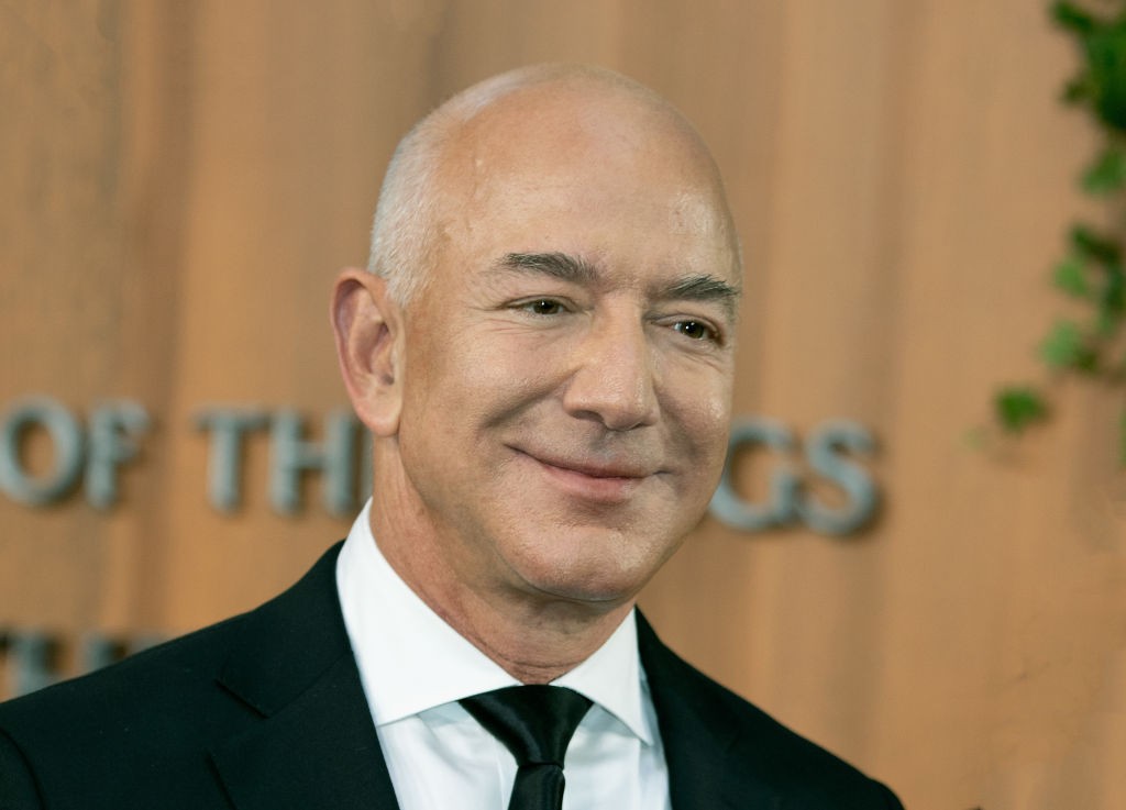 Oito horas de sono e reuniões matinais: Como é a rotina Jeff Bezos ...