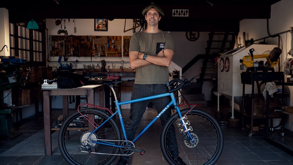 PEDALADA ÚNICA - Na Spino, Luiz Assis Brasil projeta bicicletas personalizadas que chegam a custar R$ 16 mil e têm fila de espera de um ano — Foto: Daniel Marenco