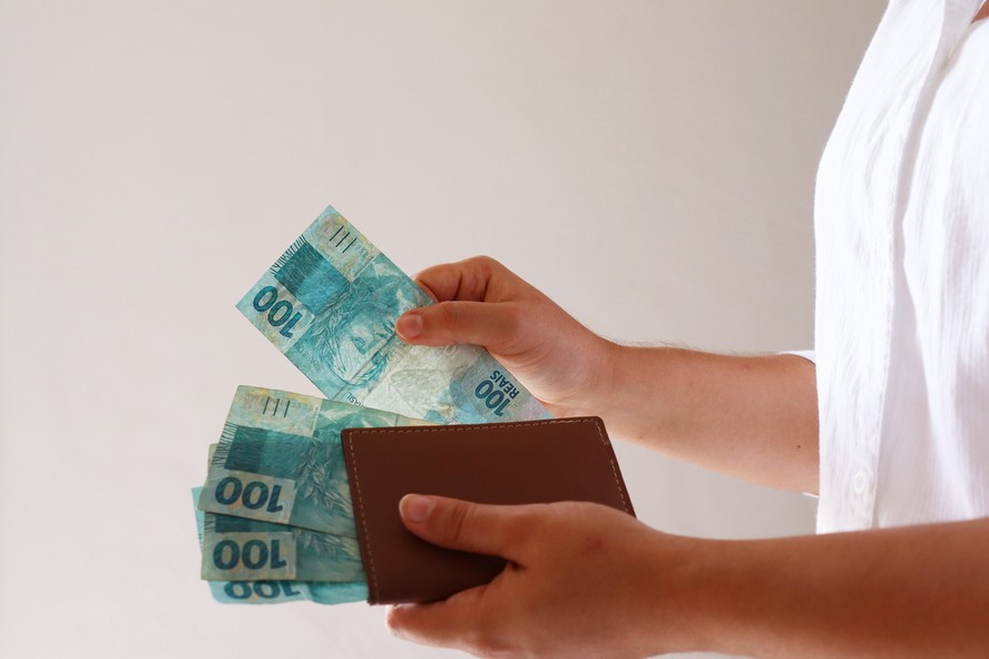 Empresário analisando documentos fiscais e calculadora