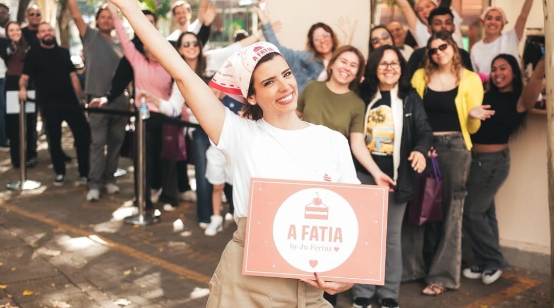 Fatias de bolo decoradas sendo distribuídas em evento