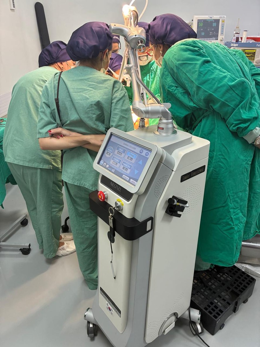 Médico utilizando laser de CO2 Neoxel em procedimento de proctologia