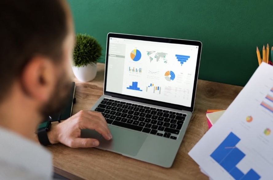 Profissional analisando dados de compras em tela com interface de IA