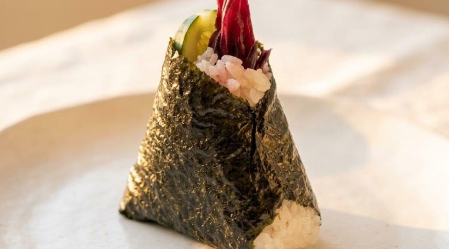 Onigiri triangular com salmão e alga nori
