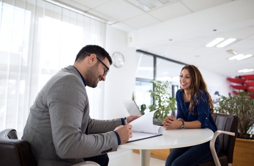 Profissional participando de entrevista de emprego focada em cultura organizacional