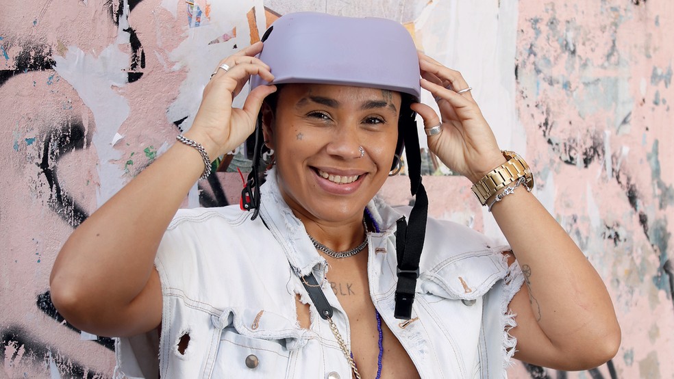 INCLUSÃO  - Na Bicipr3ta, Lívia Suarez criou um capacete para acomodar cabelos afro, que ajudou a levar a receita da marca a R$ 225 mil no ano passado — Foto: Olga Leira