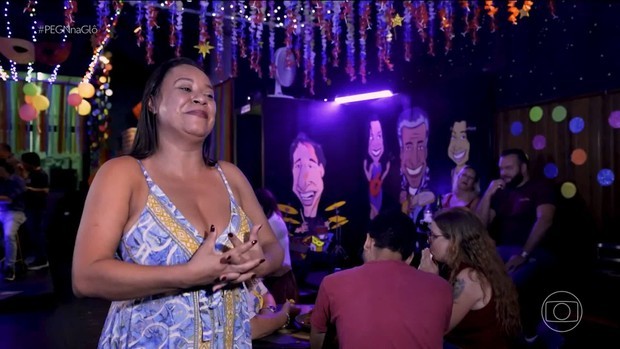 Empreendedora cria karaokê que tem até júri e fatura R$ 450 mil por ano