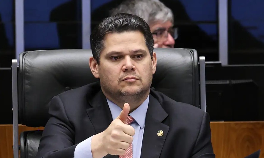 O presidente do Senado, Davi Alcolumbre (União-AP), encaminhou a matéria à Comissão de Constituição e Justiça