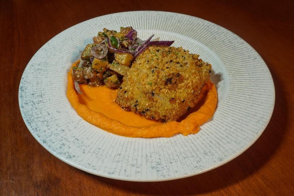 Peixe com quibebe pernambucano e maionese de batata assada — Foto: Divulgação