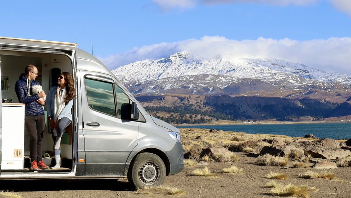 Casal troca imóvel fixo por motorhome e percorre 18 países até o Alasca