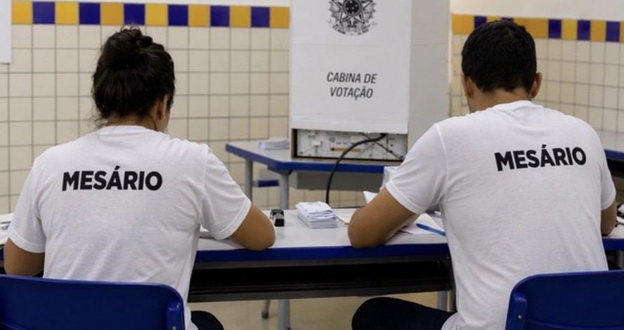 Funcionário conversando com gestor sobre calendário eleitoral e folgas