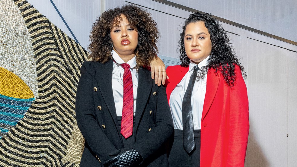APOIO - Duda Franklin (à esq.) e Lynda Gomes, da Orby.co, usaram a IA para criar um equipamento de eletroestimulação não invasiva aplicado ao movimento — Foto: Juliana Frug