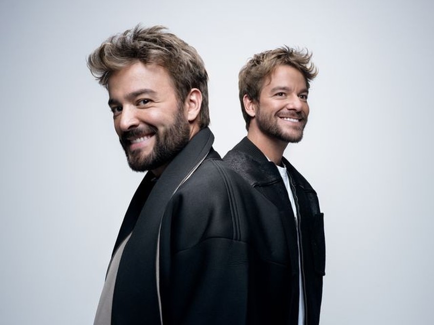 Gêmeos Lucas e Marcos Ruback, fundadores do Dubdogz, em estúdio de gravação