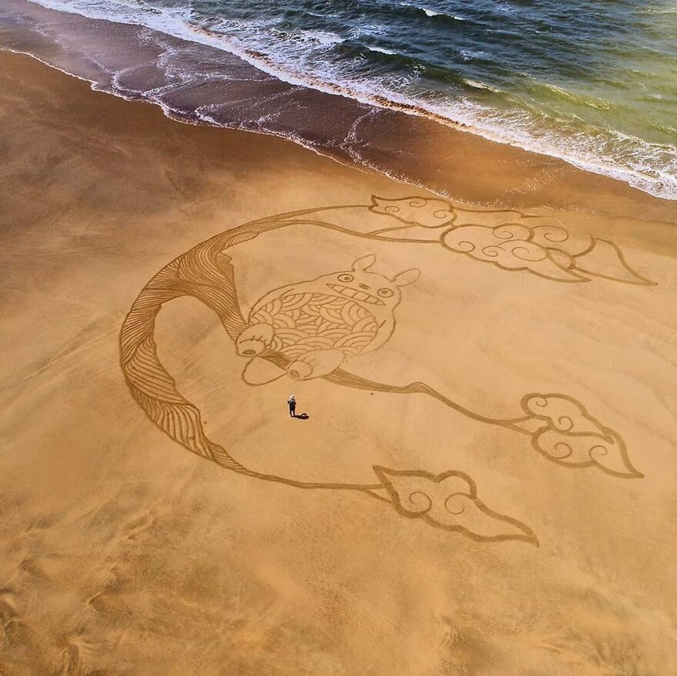 Artista fatura fazendo desenhos gigantes em areia da praia; veja imagens |  Ideias de negócios | PEGN