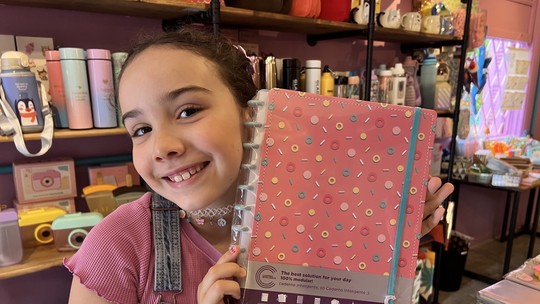 Menina de 8 anos faz sucesso com papelaria 'moderninha' que segue  tendências das redes, Ideias de negócios