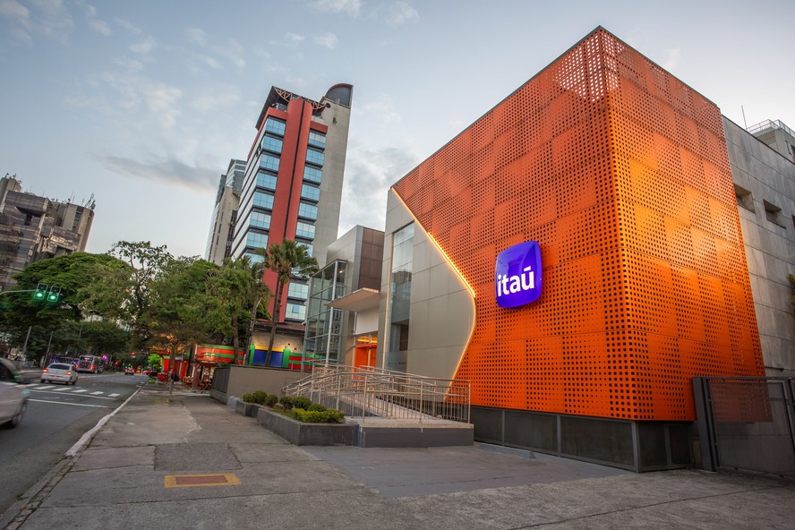 Logo do Itaú e conceito de inteligência artificial
