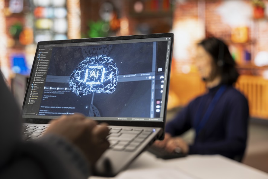 5 em cada 10 empresas brasileiras já adotam IA, mas a maioria ainda utiliza a tecnologia de forma básica