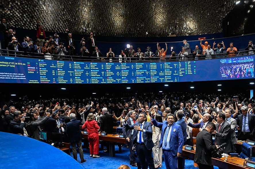 Senadores votando PEC fim da escala 6x1