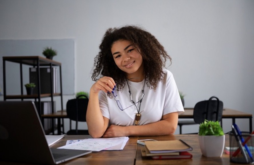 Jovem profissional participando de entrevista de emprego