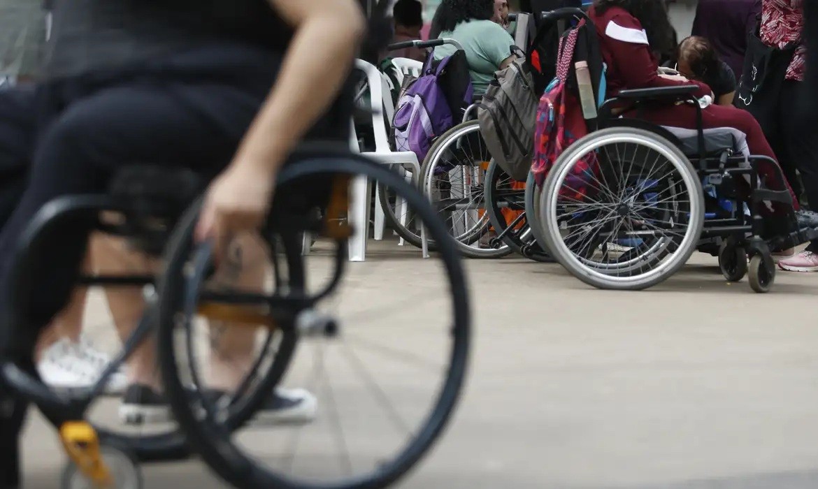Gráfico mostrando baixa proporção de vagas de liderança para pessoas com deficiência