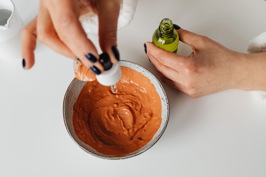 Produtos de cosmética artesanal organizados