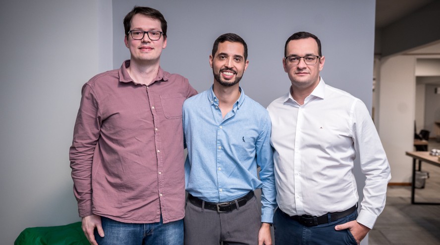 Logo da startup Flit e CEO Walter Flores em escritório em Teresópolis