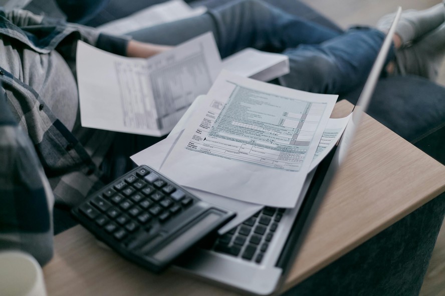 Mesmo com o início do ciclo de cortes da taxa de juros, o custo do crédito ainda não caiu o suficiente para aliviar a situação das empresas
