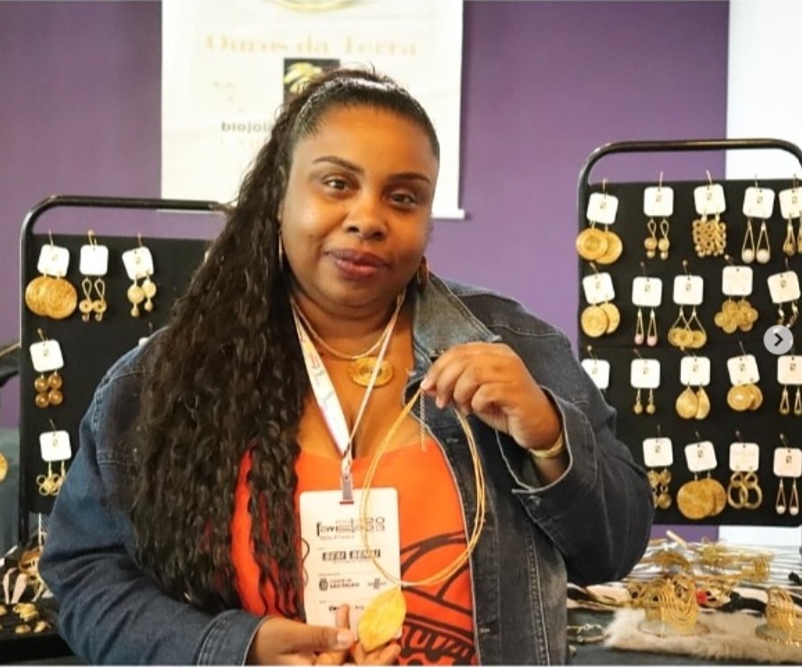 Claudia Cristina, CEO da Ouros da Terra, em uma feira artesanal