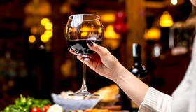 Restaurante dá garrafa de vinho a clientes que deixam celular de lado