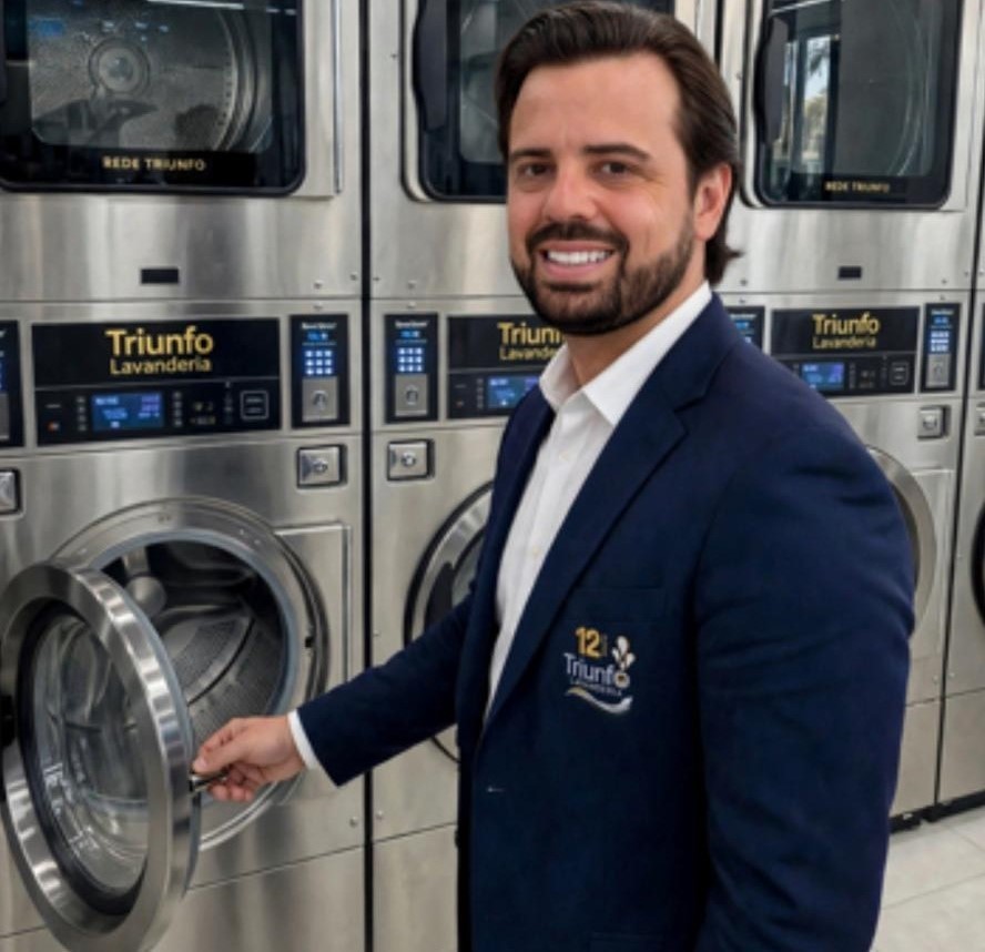 Fernando Caveiro fundador da Rede Triunfo em ambiente de trabalho