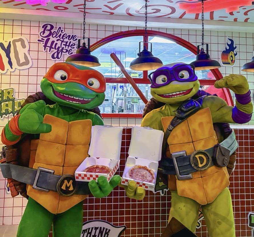 Fachada da TMNT Pizzeria temática com referências às Tartarugas Ninja