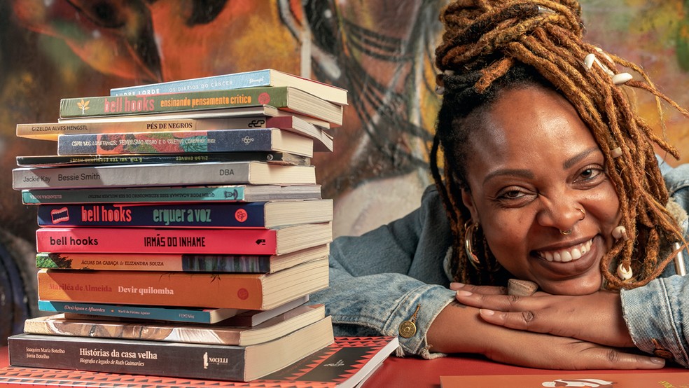ESCUTA - Ketty Valencio criou a Livraria Africanidades após ouvir leitores para entender o interesse por obras de autores negros fora do mercado tradicional — Foto: Keiny Andrade