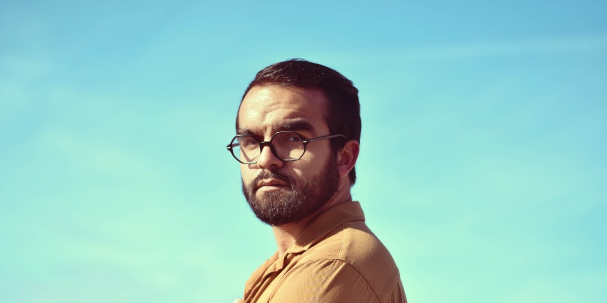 Professor de SP viraliza ao ensinar músicas para crianças nos EUA e fatura R$ 35 mil mensais