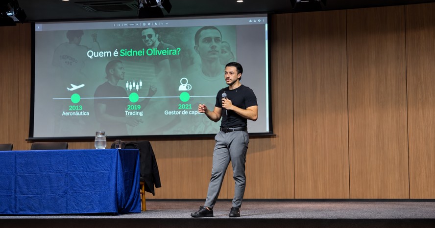 Investidor analisando dados financeiros em aplicativo mobile