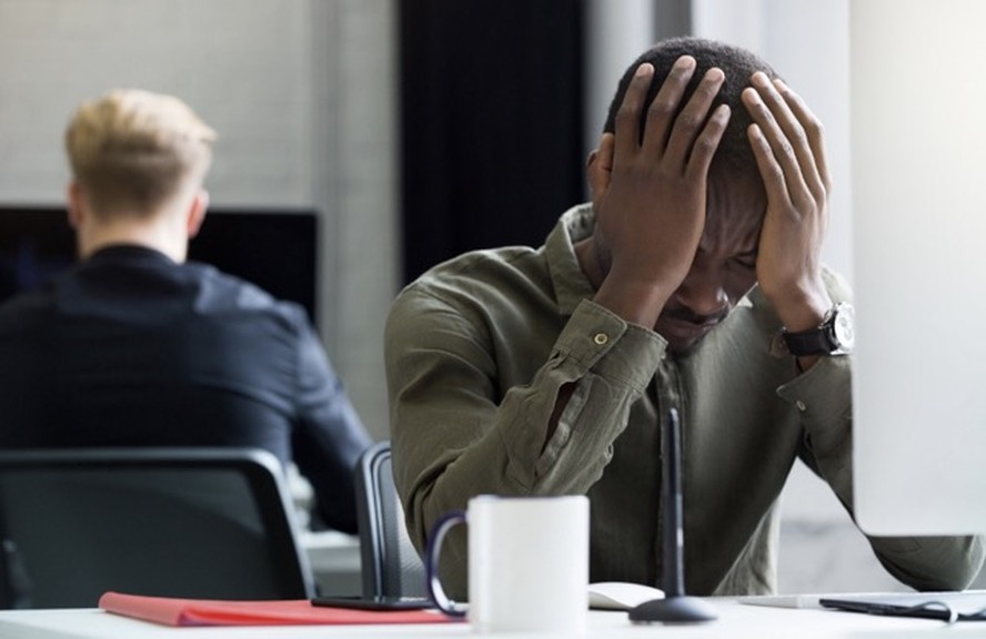 Profissional estabelecendo limites no trabalho para prevenir burnout