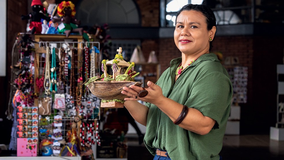 DEVOÇÃO - Acenet Andrade e as artesãs do Flores Mãe Santíssima criam peças com materiais regionais e concentram metade do faturamento anual no Círio de Nazaré — Foto: Márcio Nagano