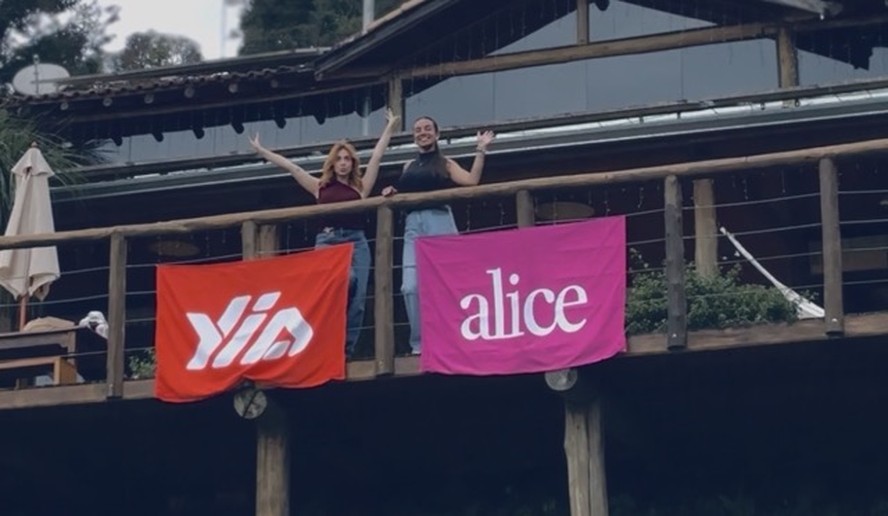 Mulheres participando de ação de saúde na Casa YIA
