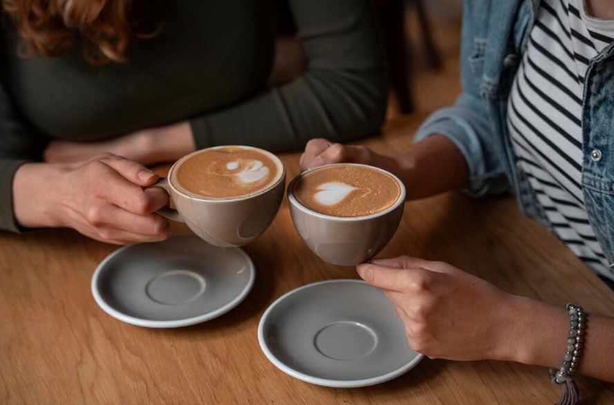 Café servido em lata e ambiente de cafeteria moderna