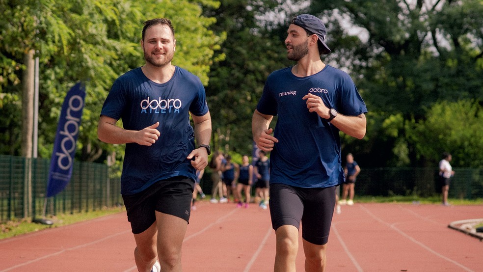 MIX FUNCIONAL - Victor Comper (á esq.) uniu-se a Pedro Chuluck para fundar em 2018 a marca de suplementos esportivos Dobro, que estima faturar R$ 50 milhões em 2025 — Foto: Divulgação