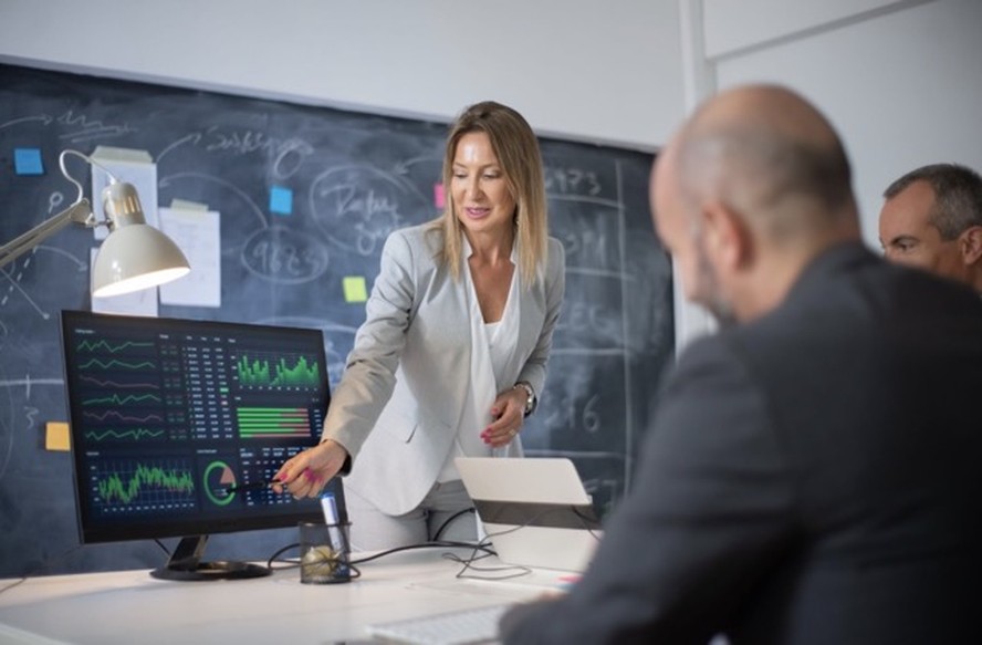 Investidor analisando gráficos de mercado financeiro durante período eleitoral