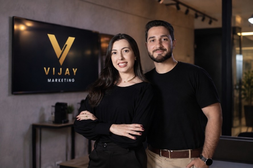Conceito visual de integração entre marketing, vendas e inteligência artificial