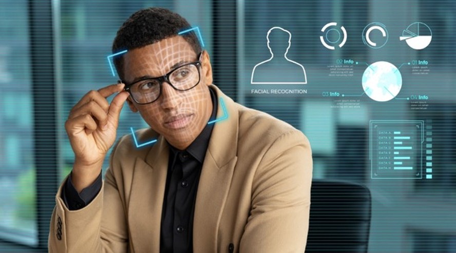 Profissional usando laptop com ícones de inteligência artificial sobrepostos
