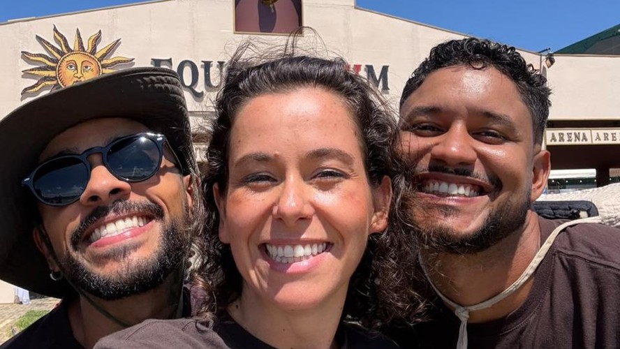 Sorvete artesanal de coco servido na casca da fruta pela Amaré em Salvador